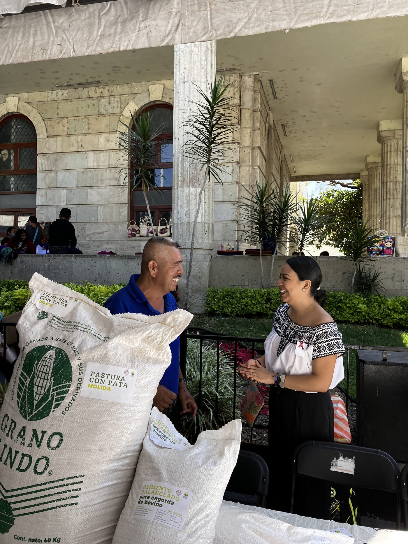 Conversación con un productor local en una feria comunitaria
