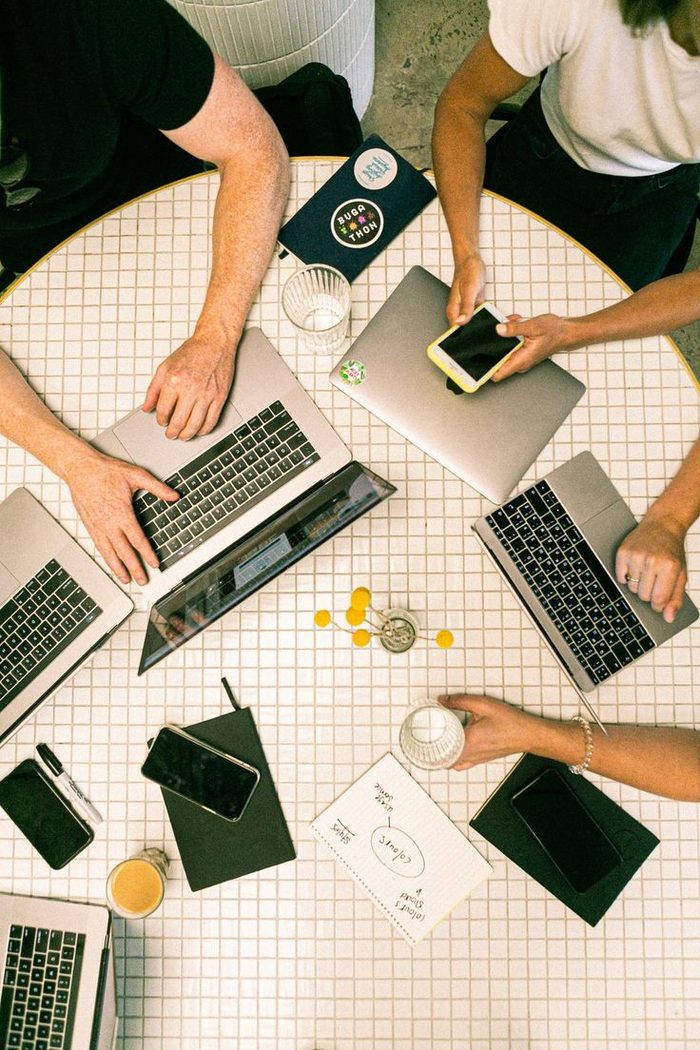 Equipo armando una herramienta digital en laptops